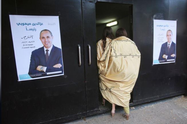 إمرأتان تشاركان في حملة المرشح الرئاسي عز الدين ميهوبي في الجزائر العاصمة يوم 5 ديسمبر 2019. تصوير: رمزي بودينا-رويترز.